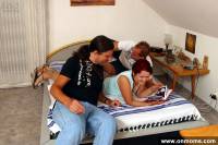 порно фотосессия Парни зашли в гости к Ане