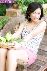 Ae Marikarn голая гуляет по саду aema0578.jpg