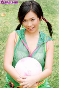 Голая Ae Marikarn играет с мячиком aema0311.jpg