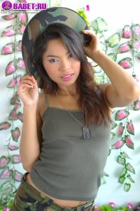 Amara Bhunawat показывает дырочки ambh070501_123_983lo.jpg