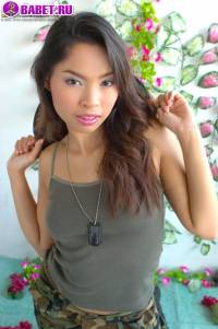 Amara Bhunawat показывает дырочки ambh070510_123_100lo.jpg