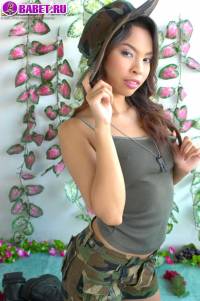 Amara Bhunawat показывает дырочки ambh070582_123_818lo.jpg