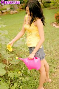 Amara Bhunawat поливает писю с лейки ambh0576.jpg