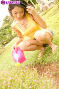 Amara Bhunawat поливает писю с лейки ambh0577.jpg