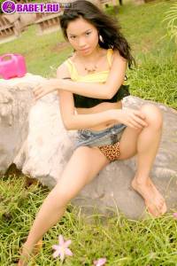 Amara Bhunawat поливает писю с лейки ambh0559.jpg