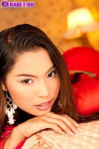 Amara Taroon голая валяется по кровати amta0444.jpg