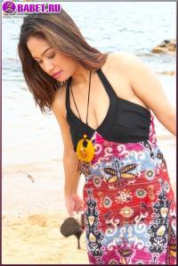 Angelena Loly показывает письку на пляжу anlo0154.jpg