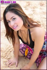 Angelena Loly показывает письку на пляжу anlo0177.jpg