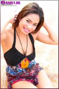 Angelena Loly показывает письку на пляжу anlo0129.jpg