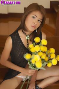 Jasmine Mookjai играет с писей на ступеньках jamo0202.jpg