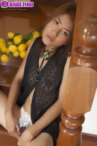 Jasmine Mookjai играет с писей на ступеньках jamo0221.jpg