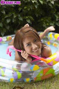 Голая Jasmine Mookjai в надувном бассейне jamo0366.jpg