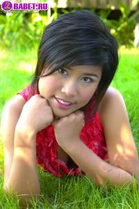 Голенькая Jam Jaminga на траве jaja0238.jpg