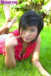 Голенькая Jam Jaminga на траве jaja0253.jpg