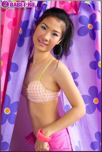 Kieko Kyo показывает дырочки kiky0102.jpg