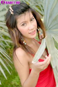 Loretta Lee шалит в саду со шлангом lole0442.jpg