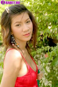 Loretta Lee шалит в саду со шлангом lole0441.jpg