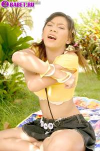 Loretta Lee на природе мастурбирует пизду lole0355.jpg