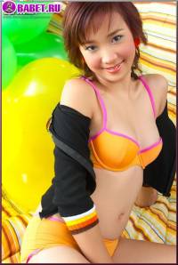 Martiny May показывает писю mama0417.jpg