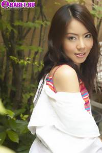 Mikiko Toyo раздевается в саду mito0186.jpg