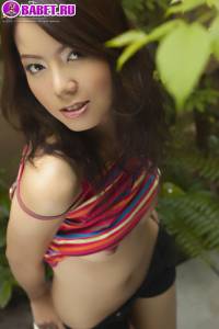 Mikiko Toyo раздевается в саду mito0132.jpg