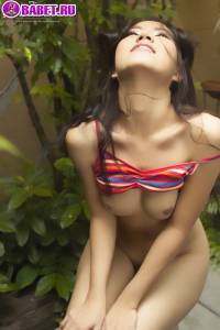 Mikiko Toyo раздевается в саду mito0155.jpg