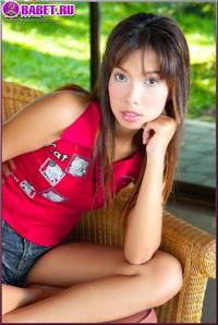 Nanny Larner в саду показывает писю nala0258.jpg