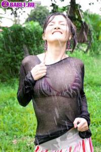 фосессии хардкор Голенькая Natasha Lerattiny гуляет по дождю nale0616.jpg