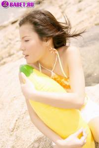 Голая Nadear Beeker отдыхает на берегу моря nabe0510.jpg