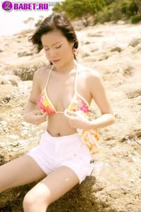 Голая Nadear Beeker отдыхает на берегу моря nabe0502.jpg