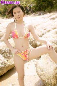 Голая Nadear Beeker отдыхает на берегу моря nabe0550.jpg