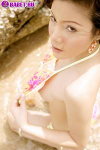 Голая Nadear Beeker отдыхает на берегу моря nabe0586.jpg