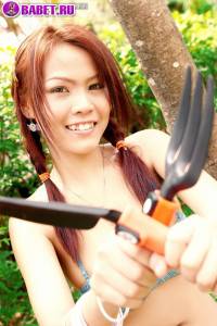 Orn Ornicha разделась в саду до гола oror0408.jpg