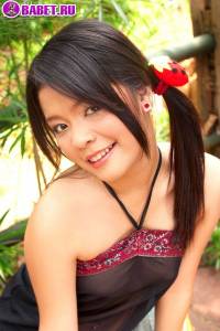 Pang Piyatida мастурбирует в саду свою пизду pang0565.jpg