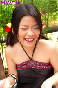 Pang Piyatida мастурбирует в саду свою пизду pang0510.jpg