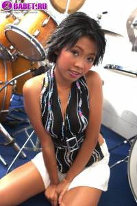 Raffie Korg гладит писю в музыкальной школе rako0137.jpg