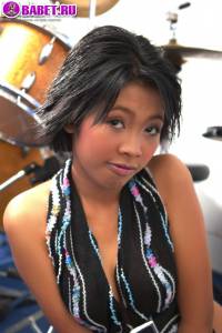 Raffie Korg гладит писю в музыкальной школе rako0183.jpg