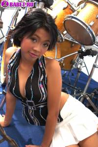 Raffie Korg гладит писю в музыкальной школе rako0107.jpg