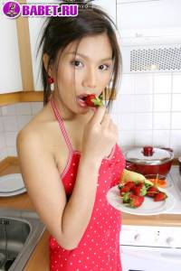 Beau Arpinya готовит голая еду на кухне bear0252.jpg