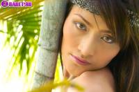 Bella Yong голая позирует на природе beyo20214.jpg