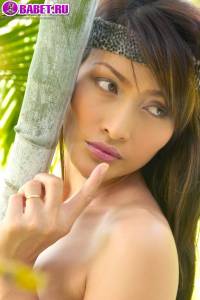 Bella Yong голая позирует на природе beyo20261.jpg