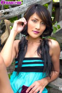 Bella Yong играет с волосатой писей beyo20657.jpg