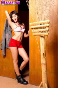 Bella Yong показывает свои дырочки beyo0604.jpg