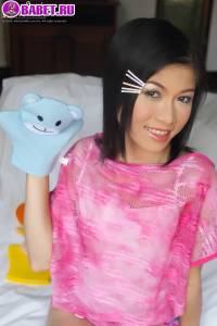 Bovi Ontida играет с самотыком boon0626.jpg