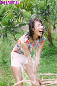 Chan Ching Ming играет во дворе со шлангом chch0605.jpg