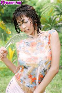 Chan Ching Ming играет во дворе со шлангом chch0609.jpg