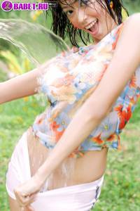 Chan Ching Ming играет во дворе со шлангом chch0688.jpg