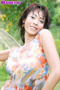 Chan Ching Ming играет во дворе со шлангом chch0638.jpg