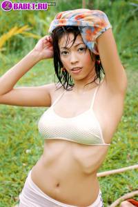 Chan Ching Ming играет во дворе со шлангом chch0601.jpg