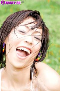 Chan Ching Ming играет во дворе со шлангом chch0673.jpg